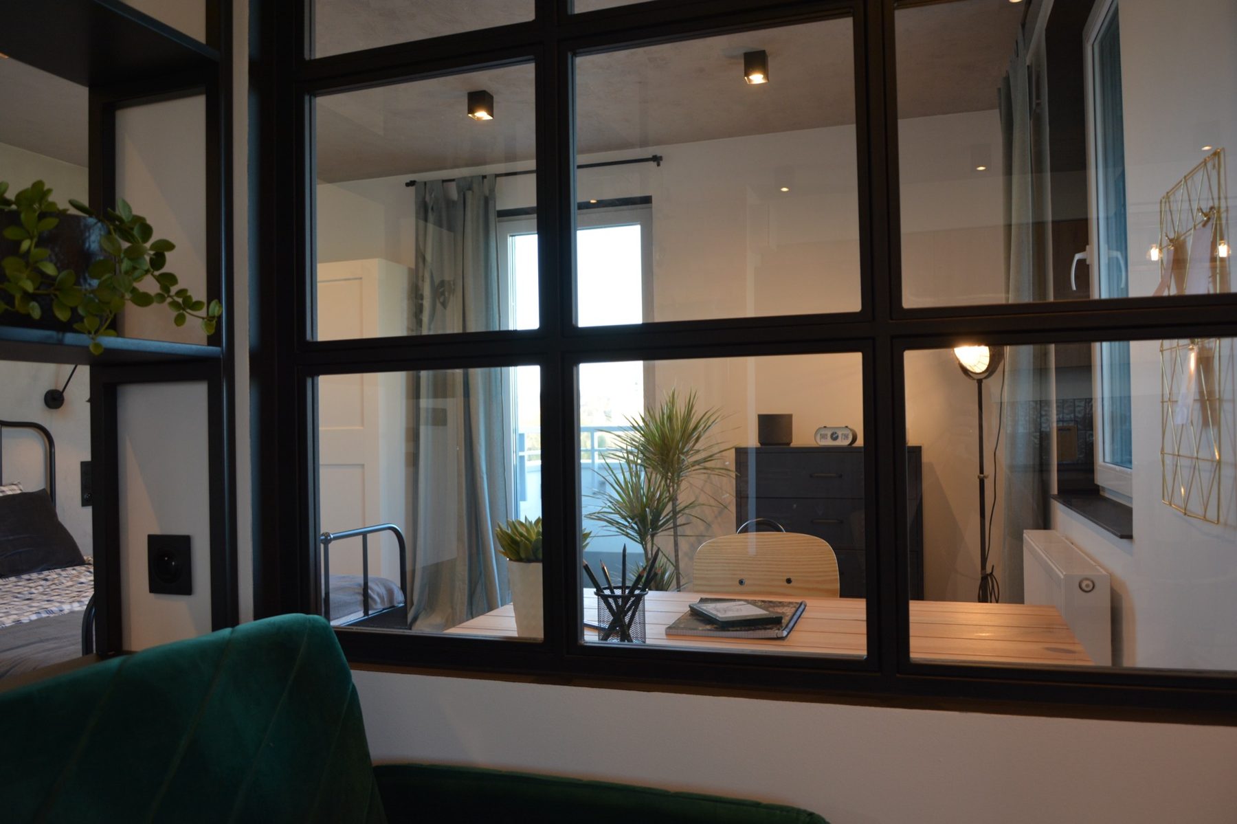 Widok przez przeszklenie sypialnia - salon